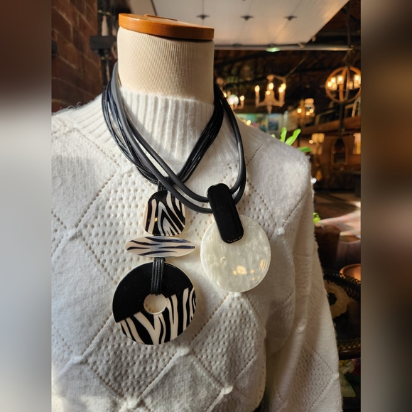 Reversible Black and White Statement Necklace - Picture 16 of 16